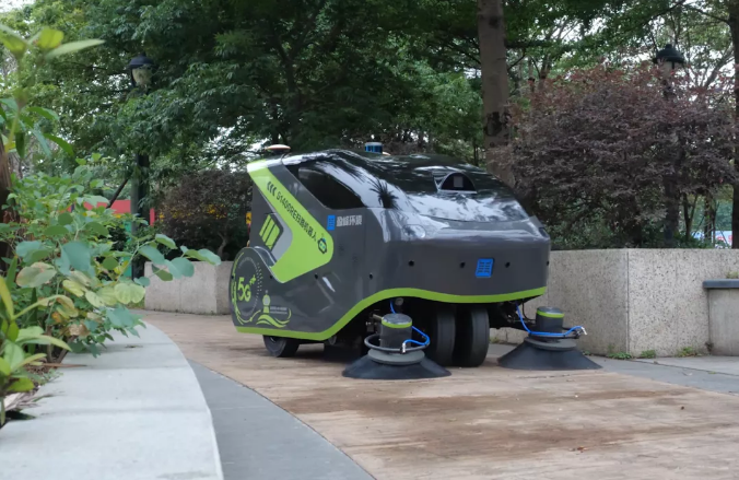 必一运动Bsports环境5G环卫机器人亮相2021中国创新创业成果交易会