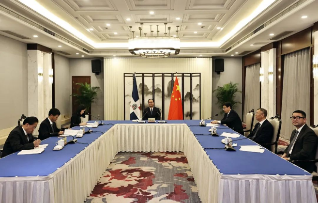 必一运动Bsports环境“助力”多米尼加清运垃圾，毛伟明省长出席线上交接仪式